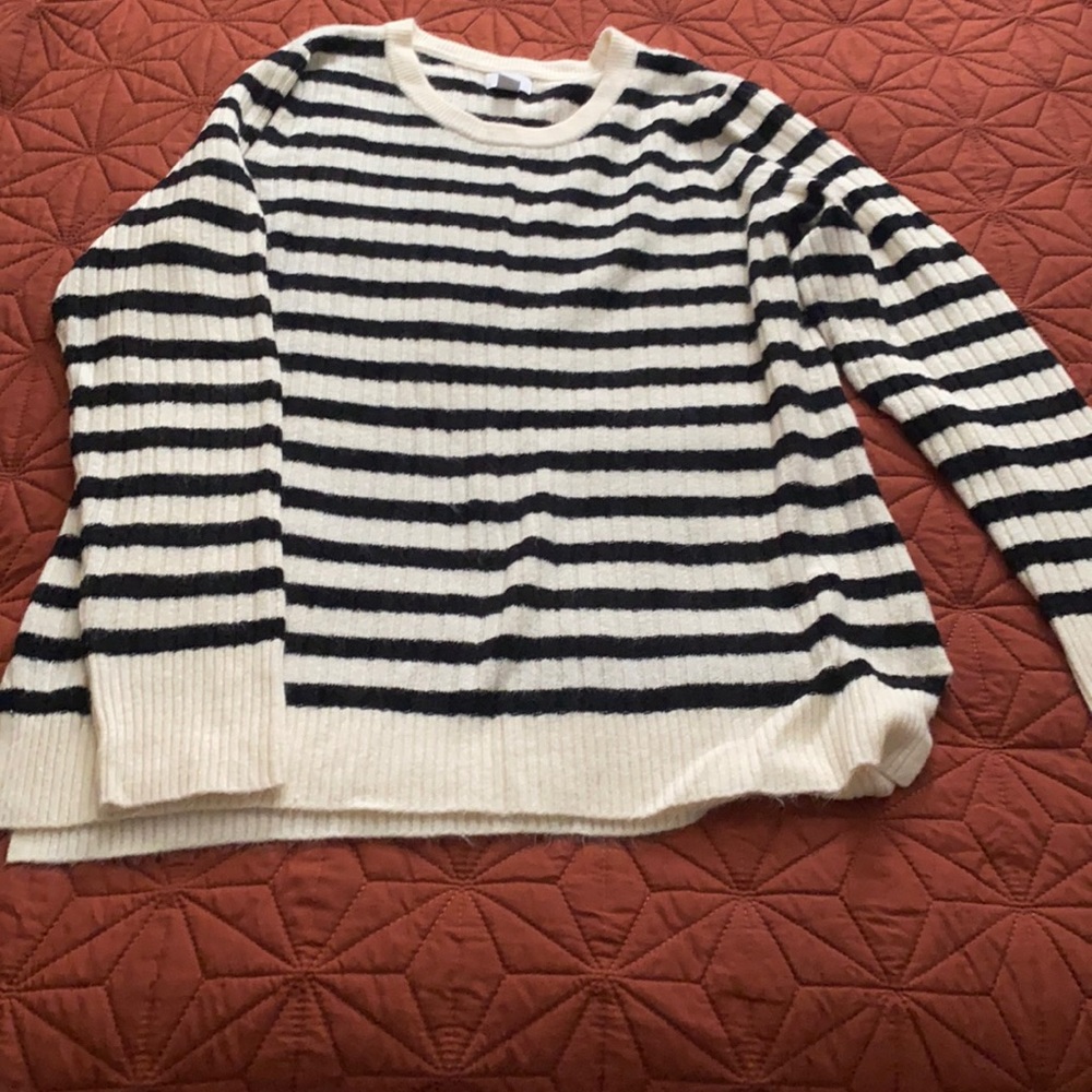 Like new Old Navy XXL tall black and cream striped sweater